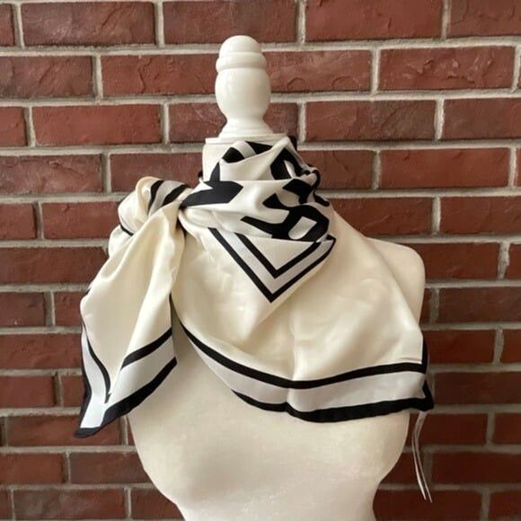 💯NWOT💯Burberry Silk Scarf Collectible Souvenir From 2019 London Runway Show 35 - Picture 7 of 8